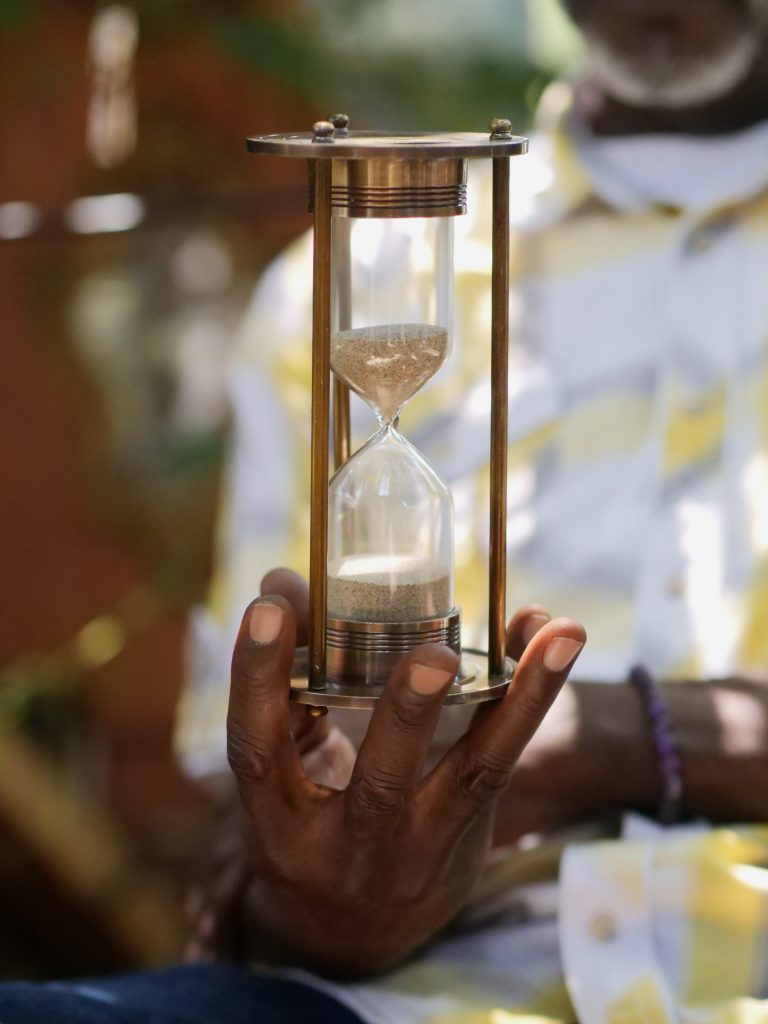 Eine Person, die eine Sanduhr hält.