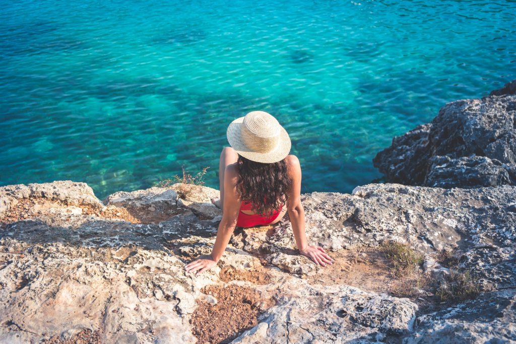 Eine Frau am Strand von Mallorca.